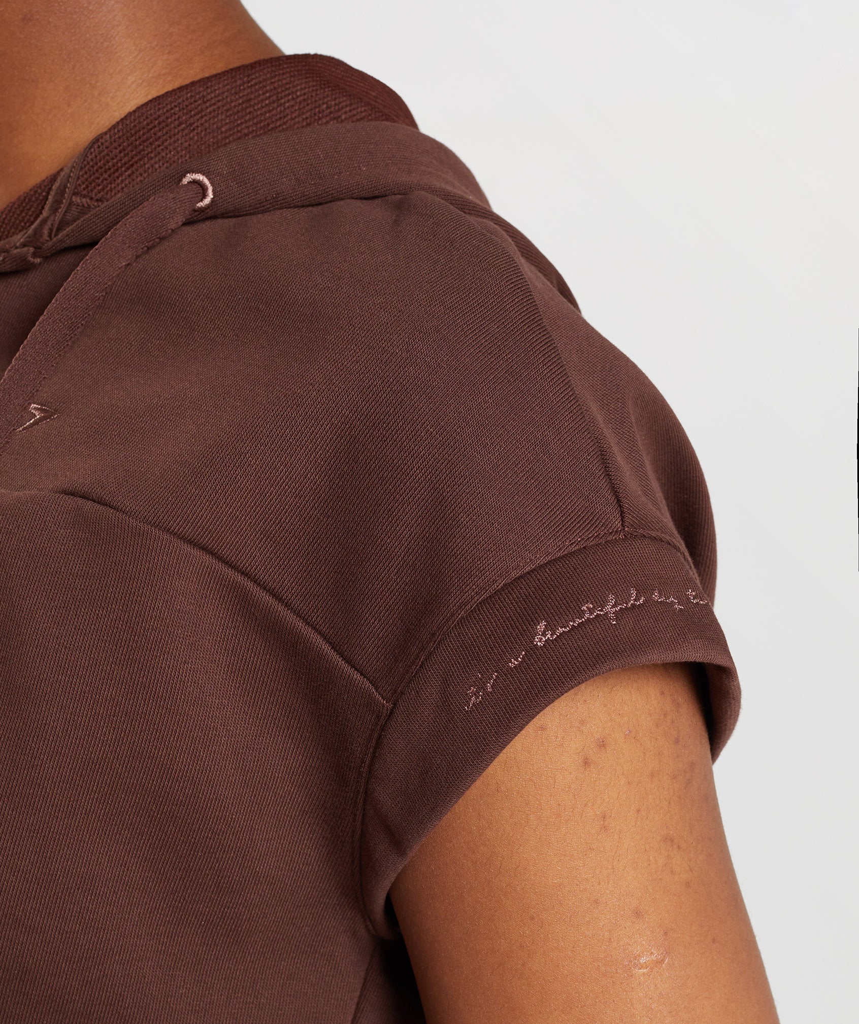Whitney Cropped Sleeveless Hoodie - Rekindle Brown — imagem 5