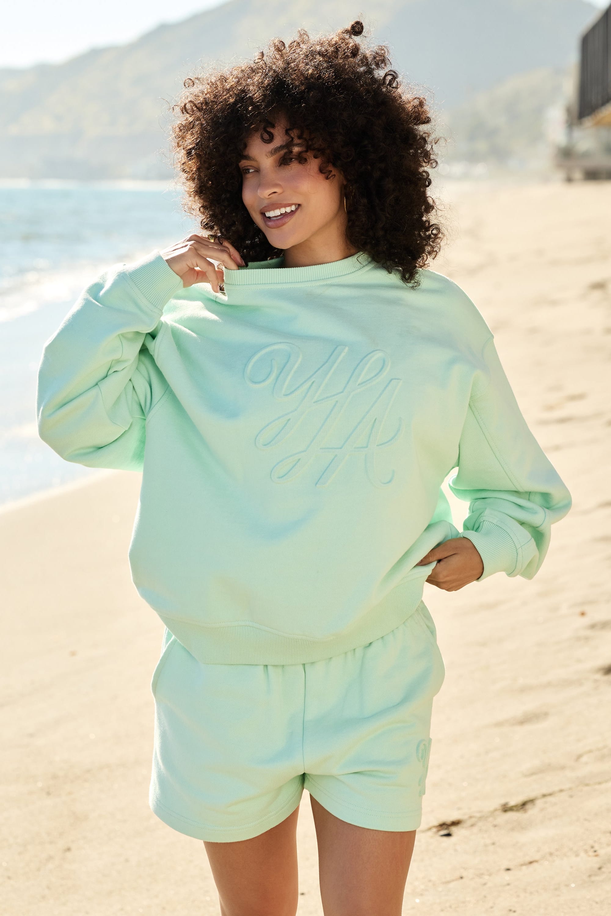 W5129 - Emblem Embossed Crewneck — imagem 5