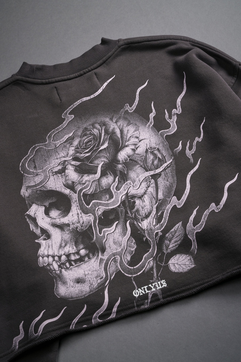 Mori Among Roses London (Cropped) Crewneck in Wolf Gray — imagem 9