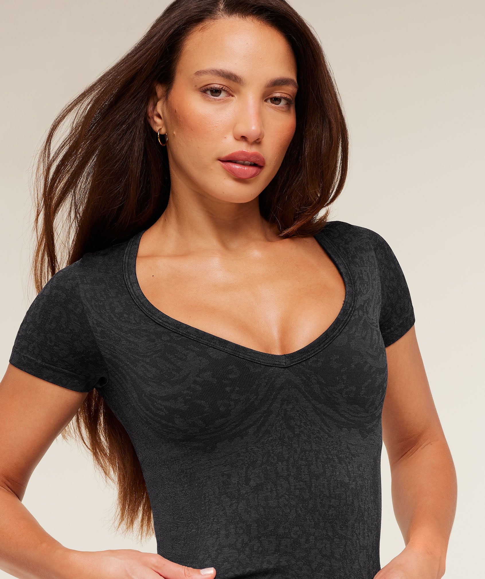 Adapt Animal X Whitney Short Sleeve Top - Black /  Asphalt Grey — imagem 6