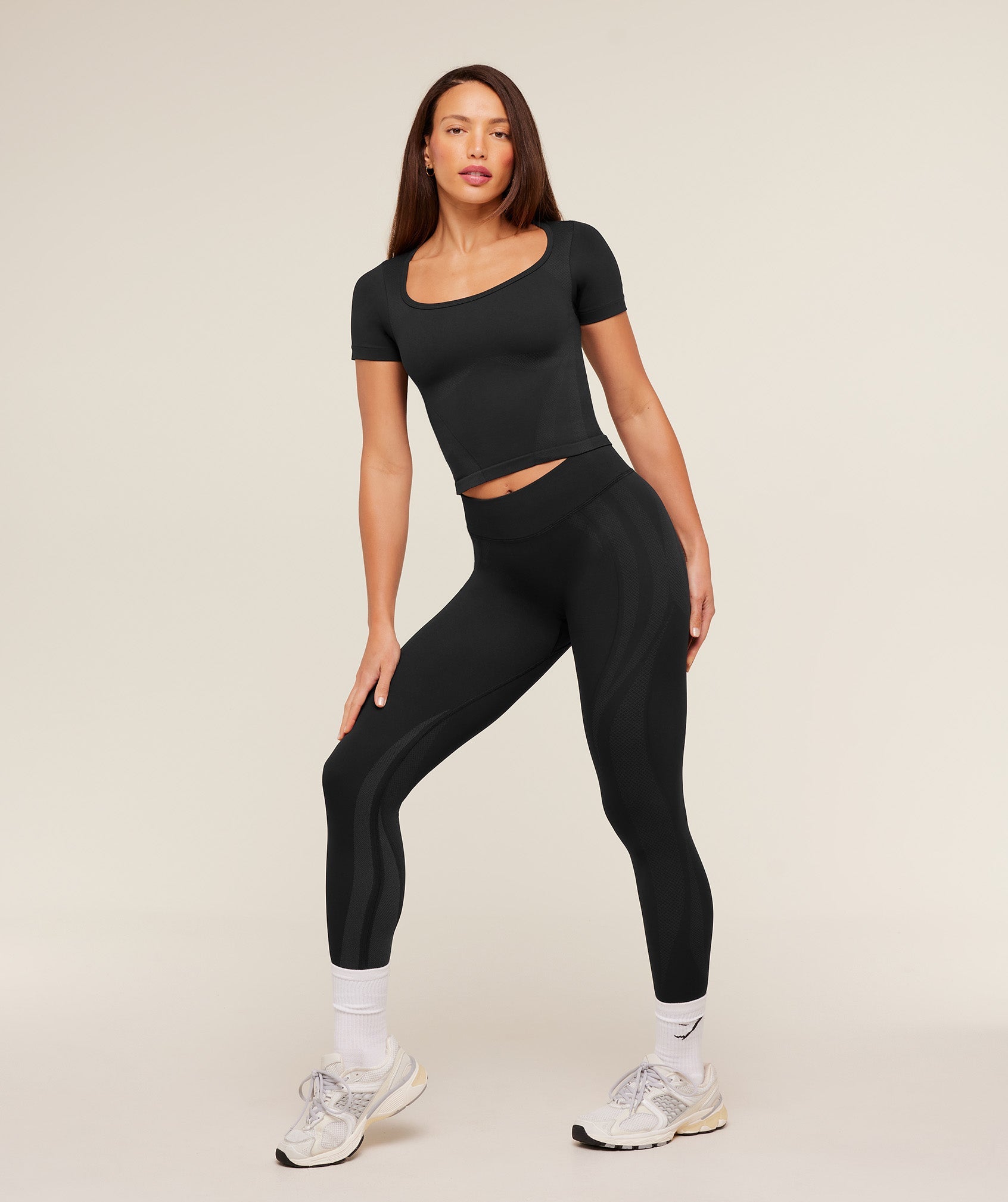 Weekend Seamless Short Sleeve Top - GS Black/GS Asphalt Grey — imagem 3
