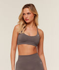 Everyday Seamless Racerback Sports Bra - Cool Brown — imagem 1