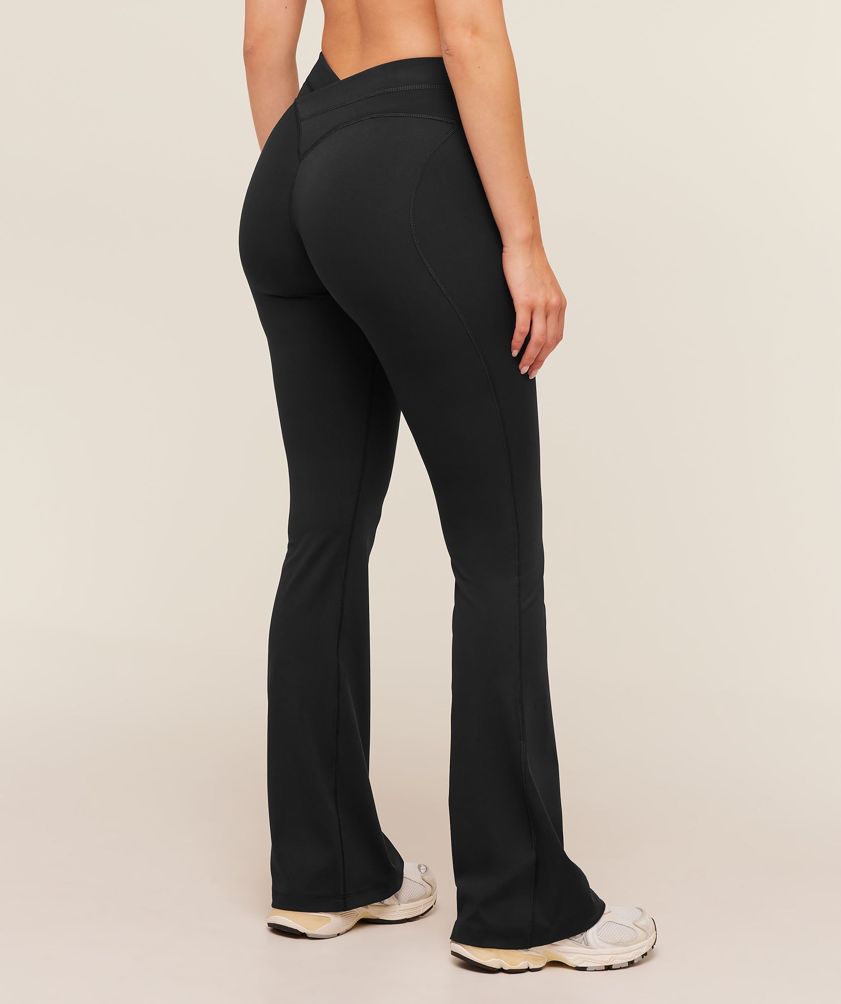 Crossover Back Flared Leggings - Black — imagem 1