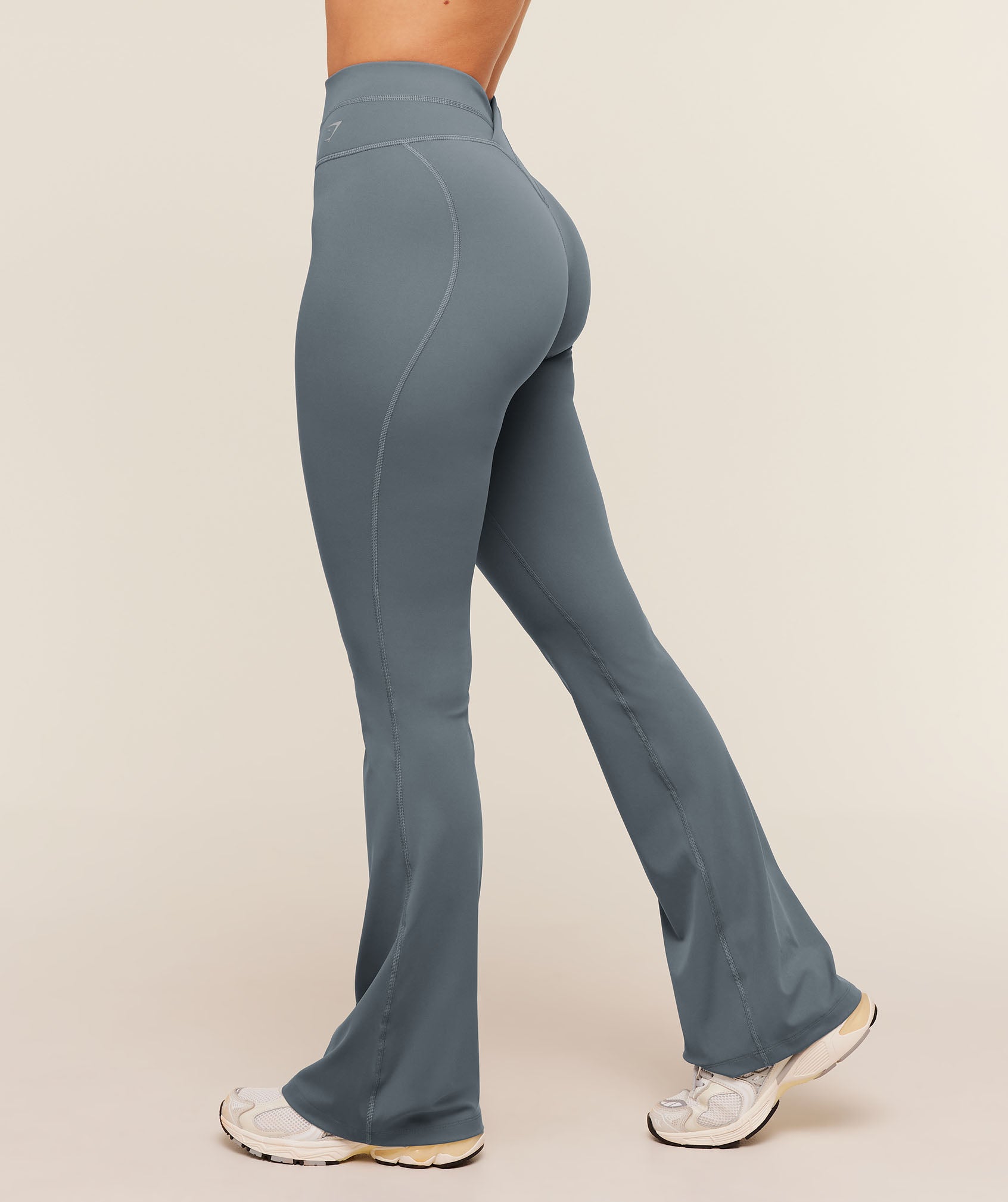 Crossover Back Flared Leggings - Iron Blue — imagem 3