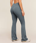 Crossover Back Flared Leggings - Iron Blue — imagem 1