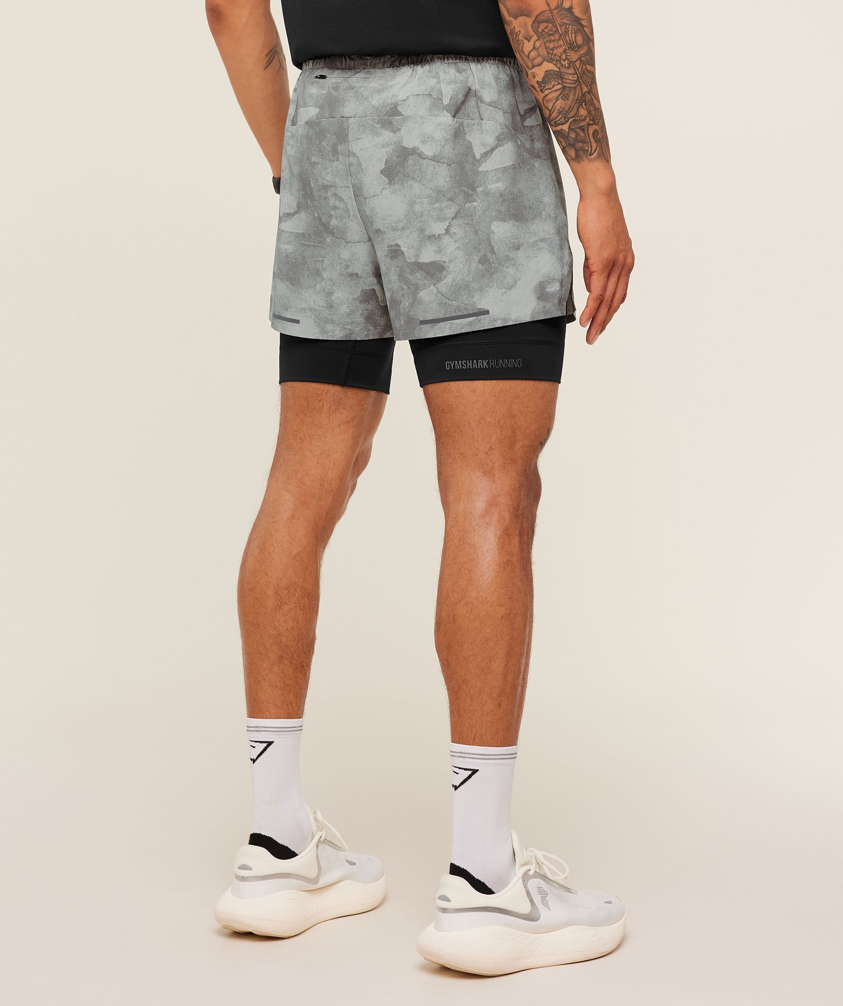 Running Elite 2 in 1 5" Shorts - Smokey Grey/Black — imagem 3