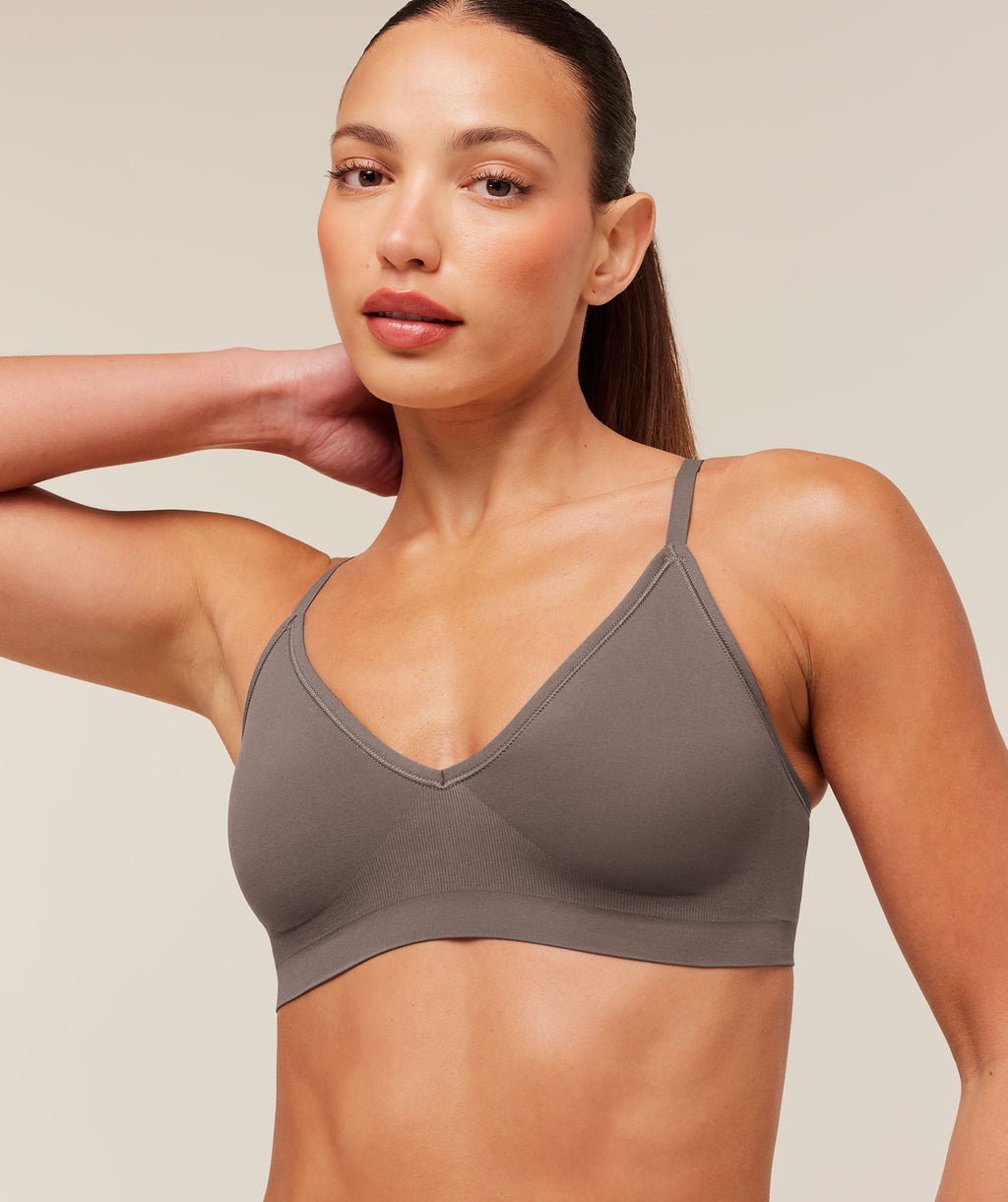 FeatherForm V-Neck Bralette - Cool Brown — imagem 5