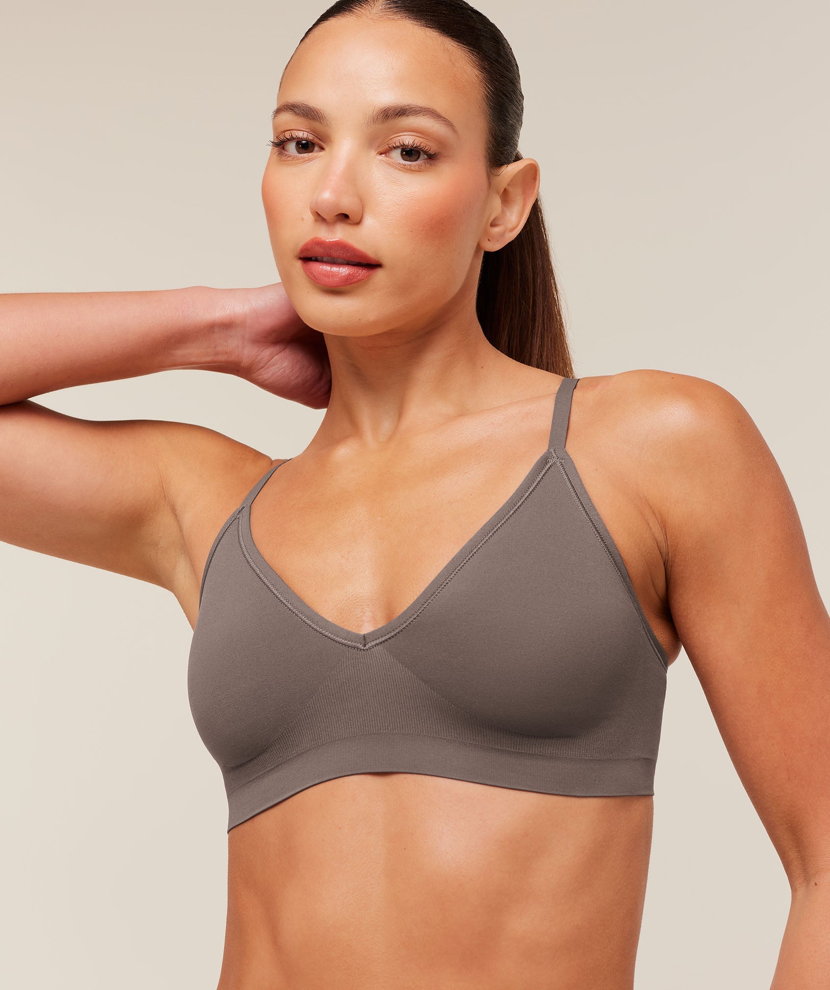 FeatherForm V-Neck Bralette - Cool Brown — imagem 5
