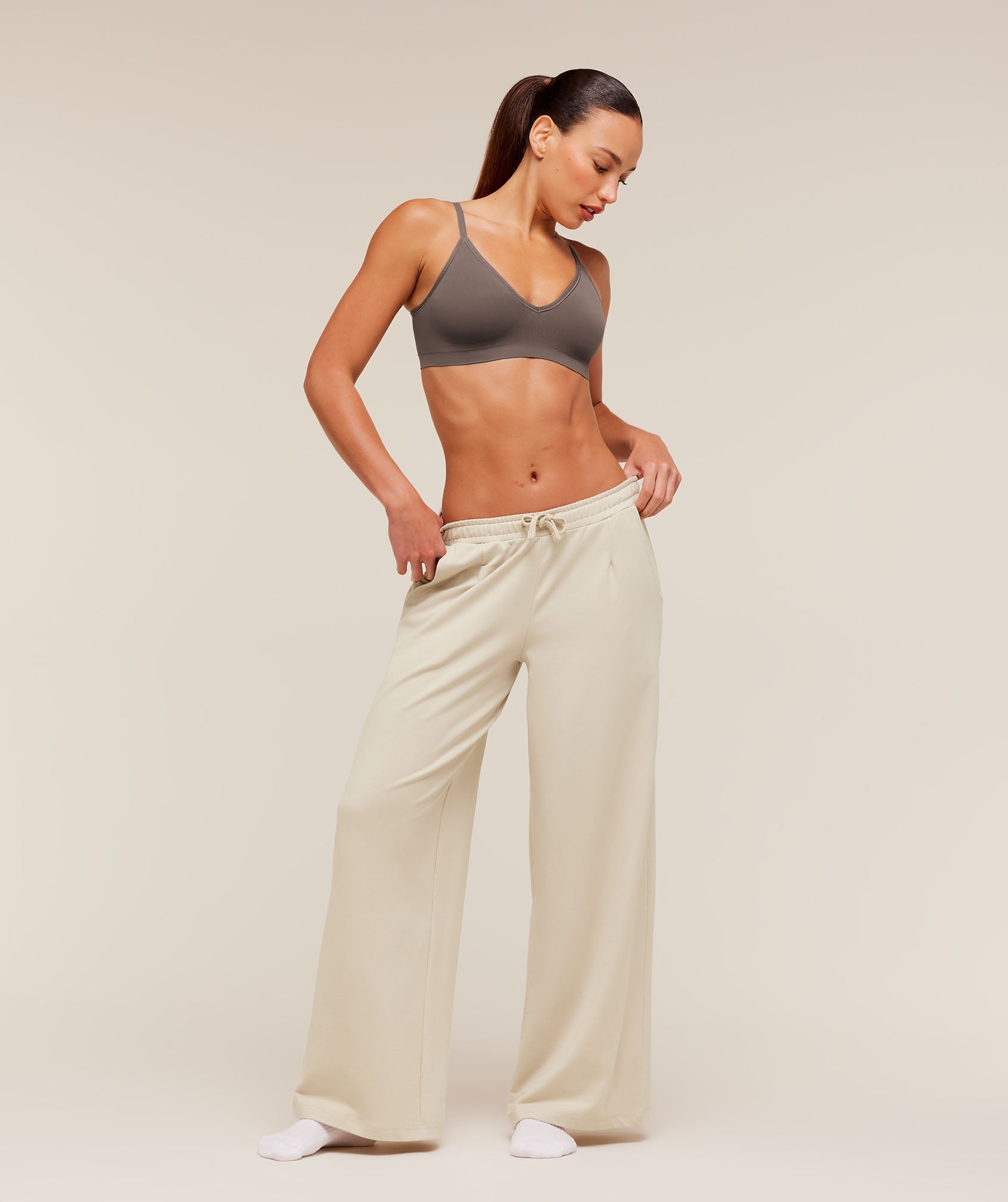 FeatherForm V-Neck Bralette - Cool Brown — imagem 4