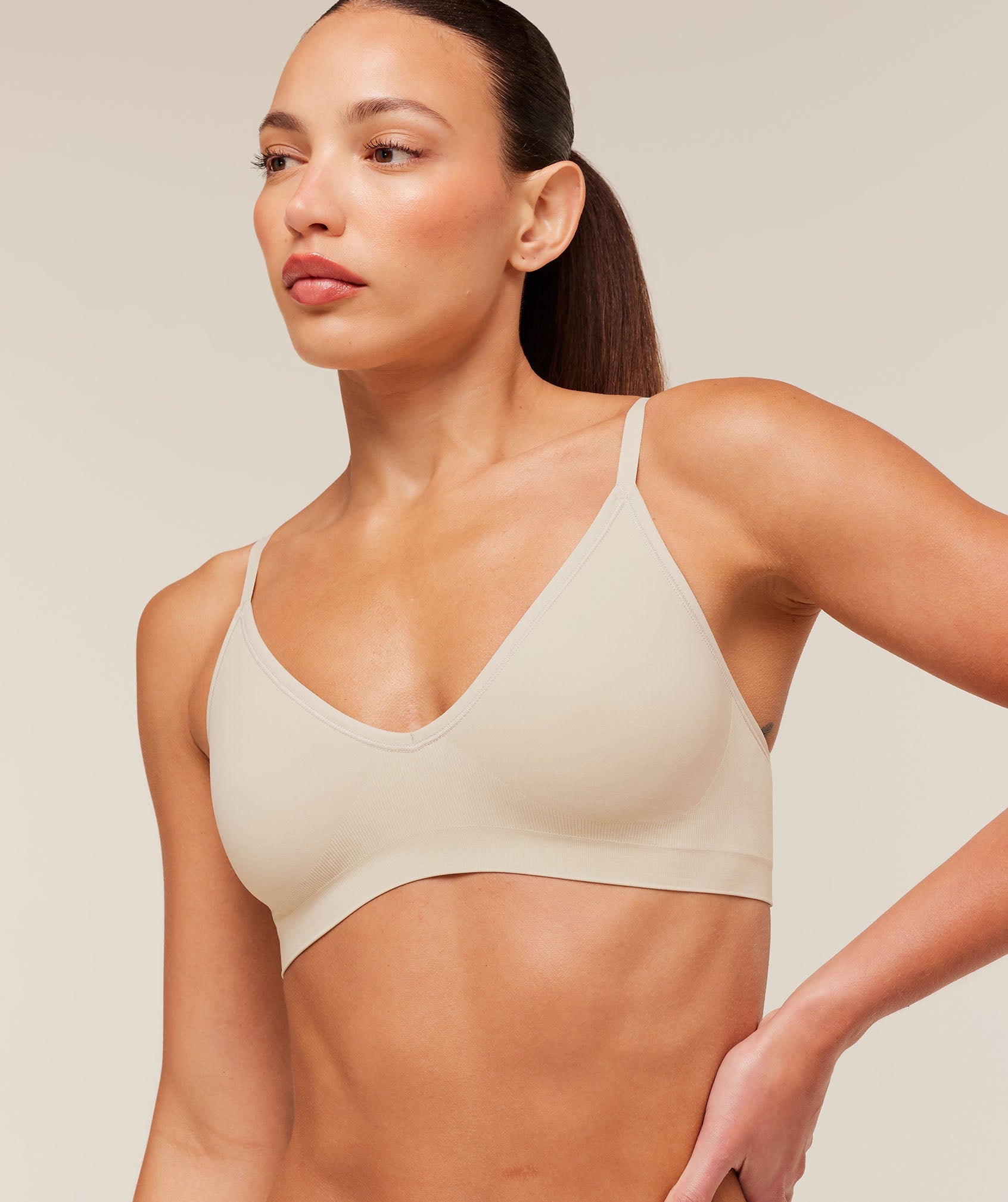 FeatherForm V-Neck Bralette - Pebble Grey — imagem 6