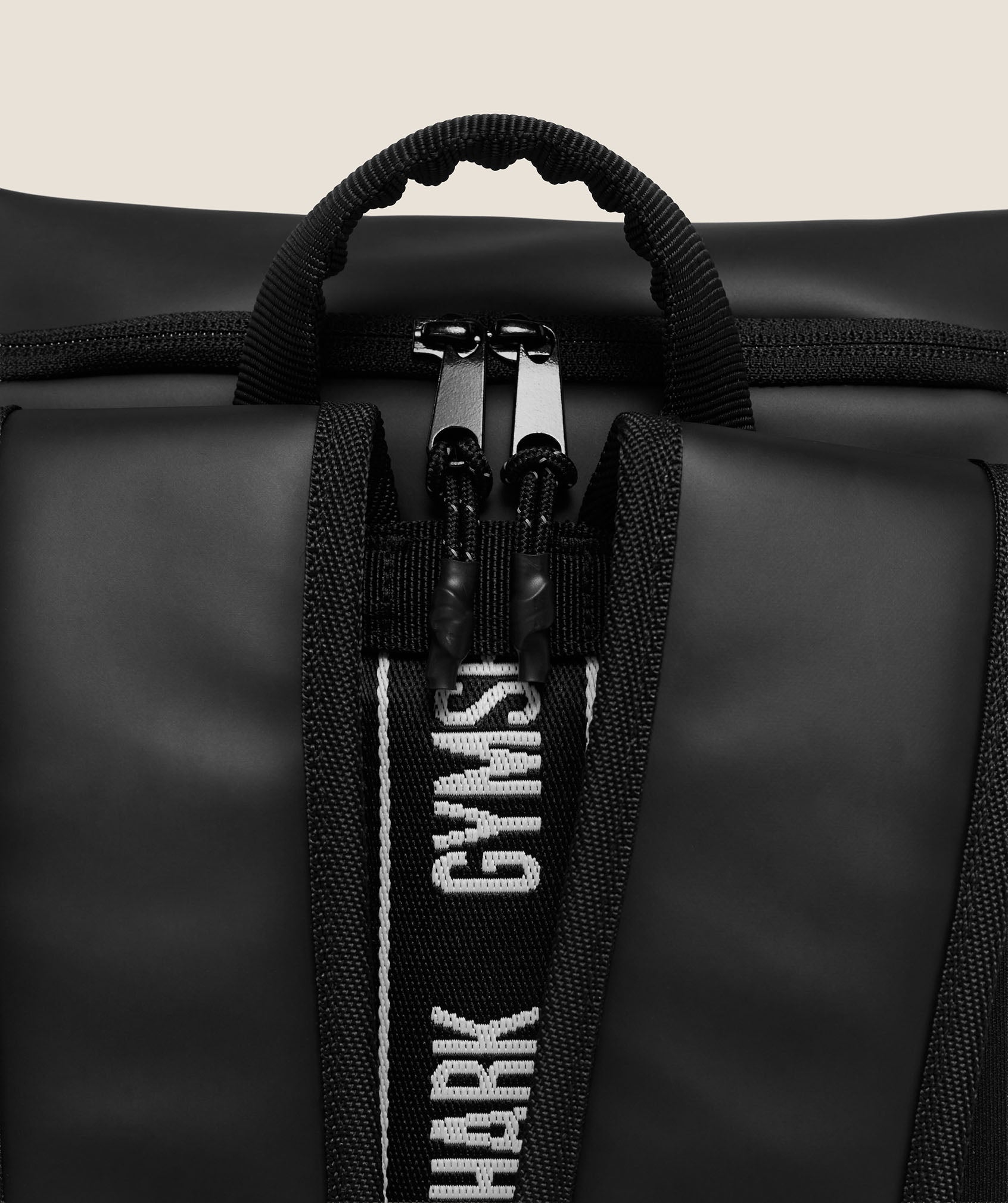 Small Sleek Backpack - Black — imagem 4