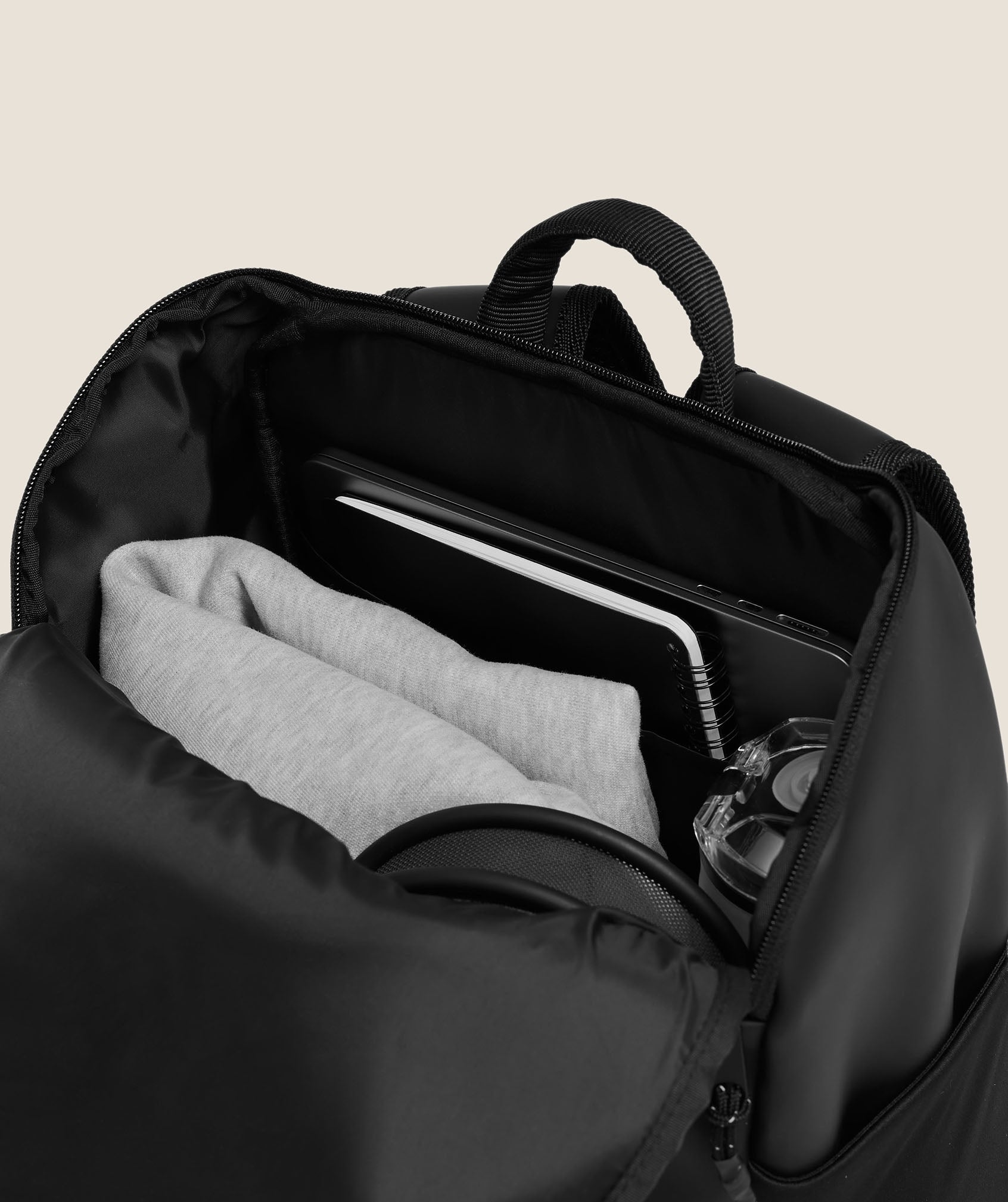 Small Sleek Backpack - Black — imagem 2
