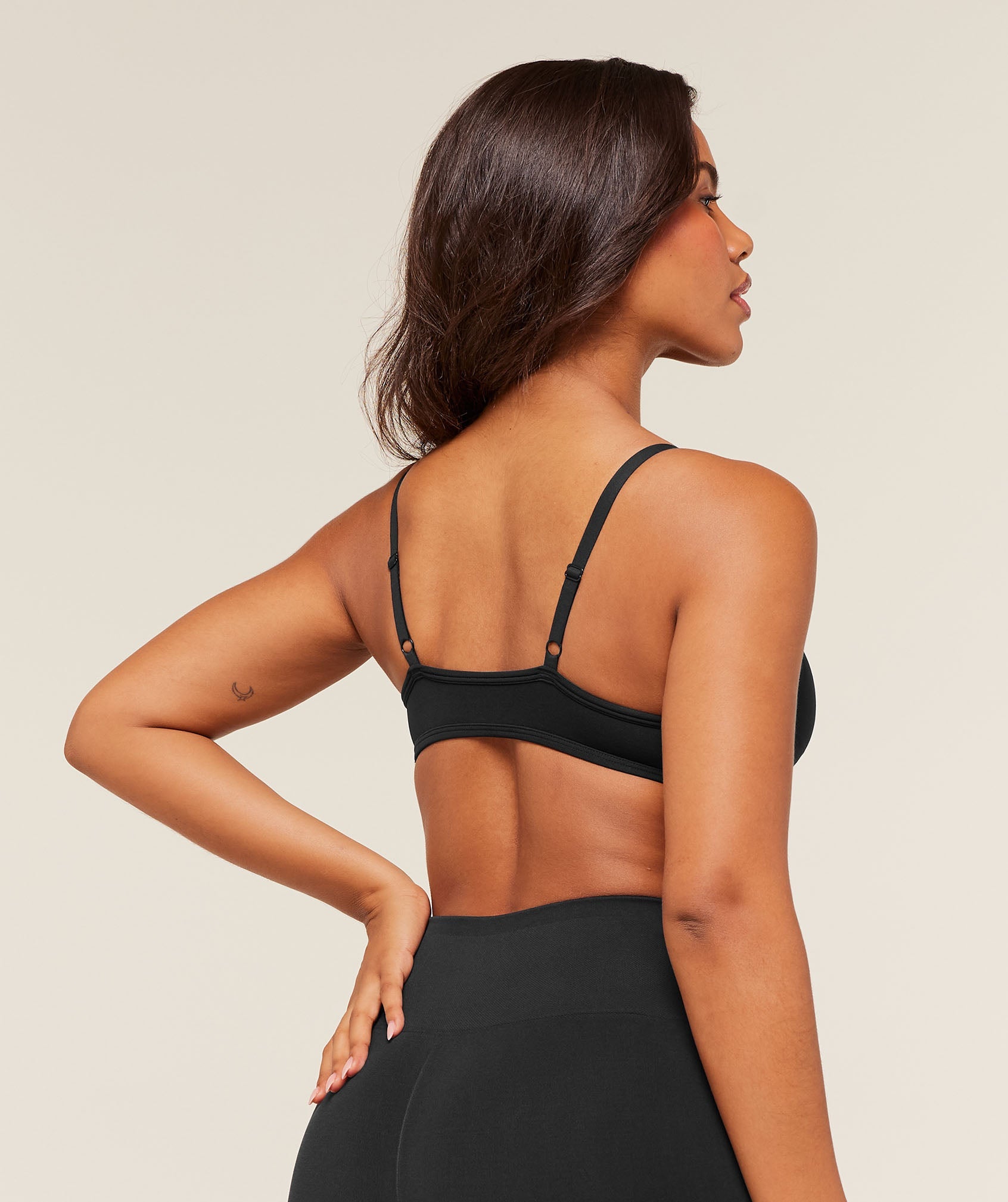 Soft Sculpt V-neck Sports Bra - Black — imagem 3