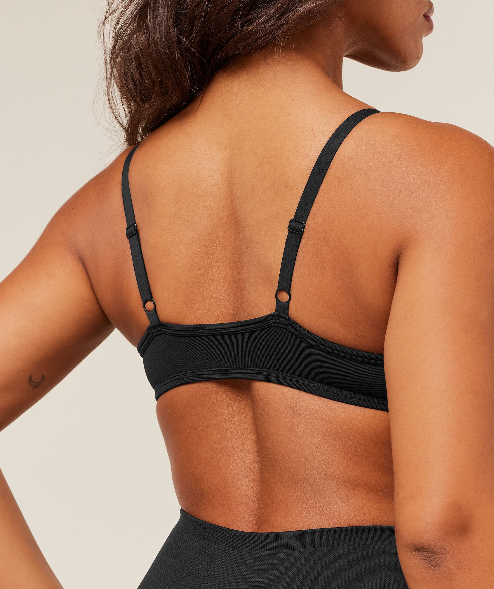 Soft Sculpt V-neck Sports Bra - Black — imagem 6