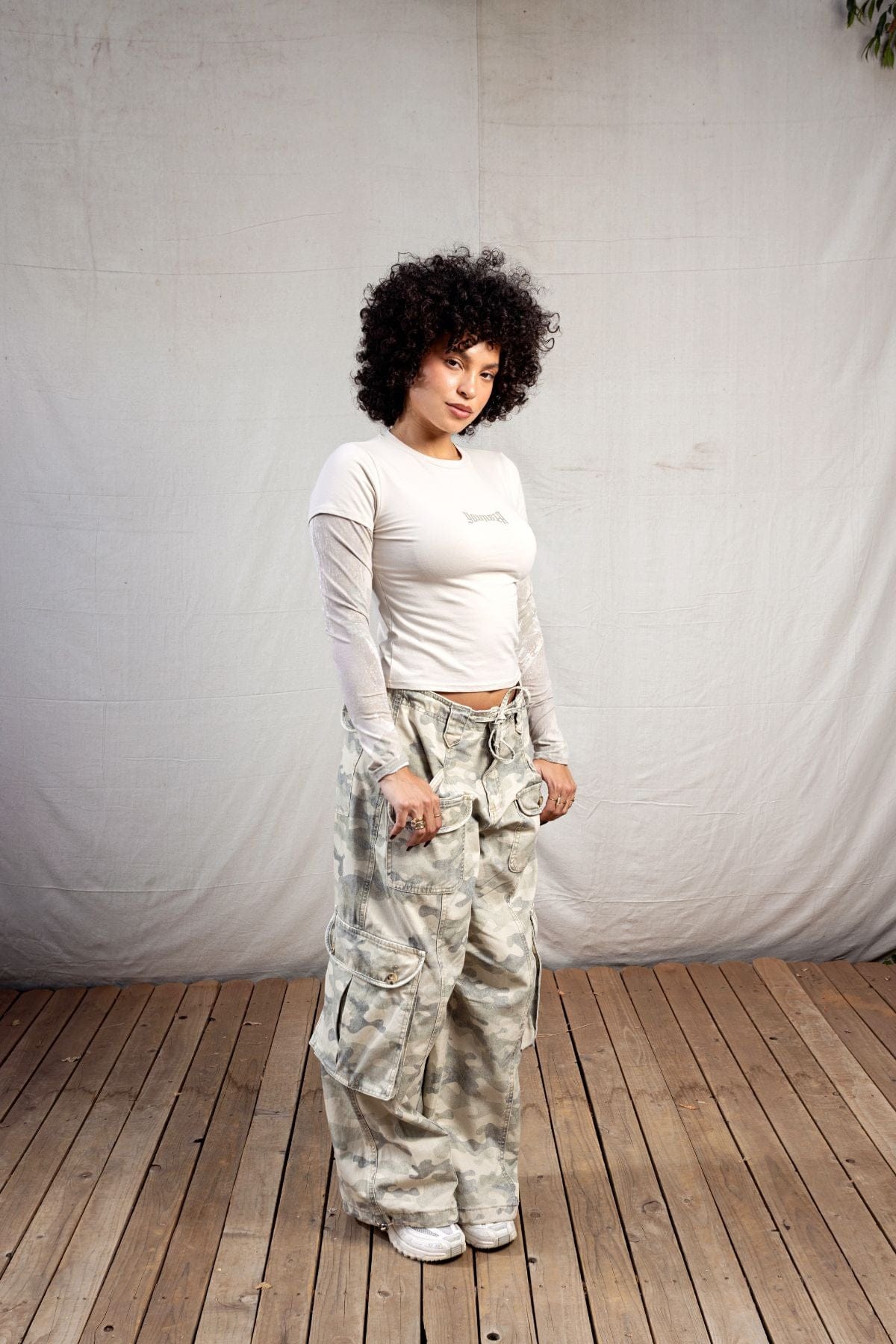 W4293 - Camo Twofer Baby Tee — imagem 3